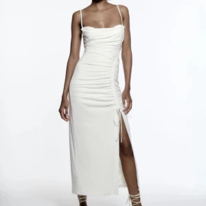 Klänning  - Superfin långklänning från zara, perfekt till sommaren😍 använd en gång, köparen står för frakten