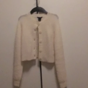 Benvit kofta   - En fin lite ben vit kofta. Har använt den Max tre gånger. Köparen står för frakt 