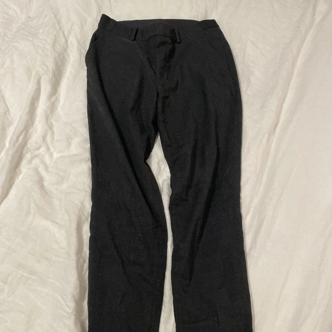 Mörkgrå kostymbyxor 