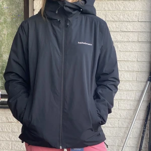 Peak performance skidjacka  - fodrad skidjacka från peak performance, endast använd 1 gång! storlek L, men jag på bild har vanligtvis S 💋💗