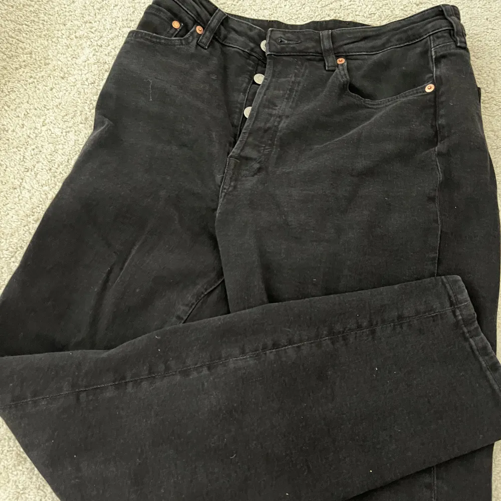 Svarta jeans i samma modell som på första bilden fast med annan färg på ”nitarna”. Använda en gång!. Jeans & Byxor.