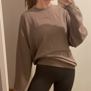 Aim’n tjocktröja - Tjocktröjan från Aim’n i storlek S. Väldigt skönt material. Nypris för denna låg på 699 kr. Säljer även träningsshorts+topp i matchande färg!