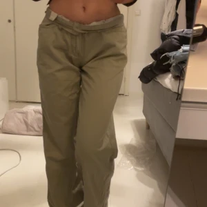 Jeans - Low waisted Gröna jeans som ger lite cargo vibes. Köpta på Plick, Aldrig använt då det är förstora för mig som är 158cm . Är enkla att sy i om man skulle vilja sy om de lite. Pris kan diskuteras vid snabbköp. 