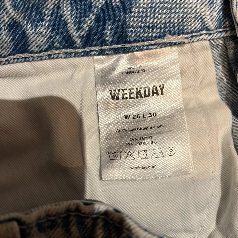 Säljer nu dessa low arrow jeans från weekday då dom inte kommer till användning. Sparsamt använda, skulle säga att dom är i nyskick. Skickar endast på posten. Pris kan diskuteras, skriv vid intresse<3. Jeans & Byxor.