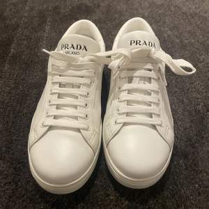 Säljer mina supersnygga Prada skor i toppskick! Köptes i somras i Paris på Prada affären. Allt OG finns. Retail: 7000+, Mitt pris: 4499. DM vid funderingar! Finns i Täby.