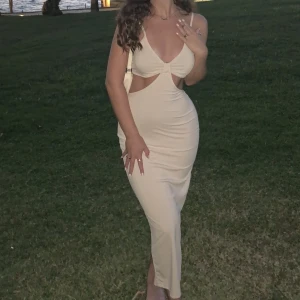 Beige sommarklänning - Storlek xs/s  Beige sommarklänning i fint skick. Använd en gång. 