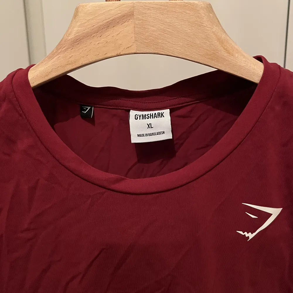 Vinröd linne från Gymshark  Storlek : XL (herr)  Pris : 100,- . T-shirts.