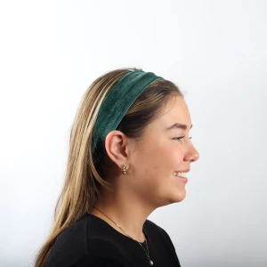 Hårband Greta - Superfint hårband som tidigare varit en tröja. Har resår baktill så passar alla huvudstorlekar😇 