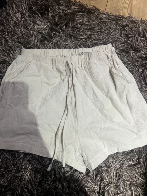 Linne shorts - Säljer ett par linneskjorta 