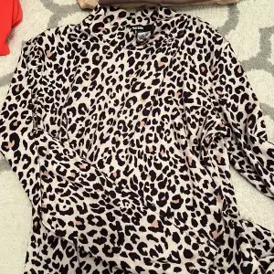 Jättefin leopard tröja från bikbok i storlek S. Använd max 2 gånger. Väldigt fint skick