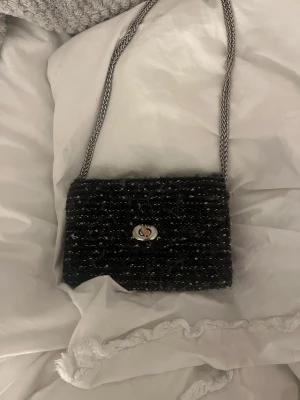 Beck södergaard väska - Säljer denna väskan från Beck södergaard, flera fack även korthållare. Postar och köparen står för frakten. Bra skick däremot lite defekter på spännet som är lite missfärgat i rosa, passar perfekt till de flesta tillfällen då bandet kär justerbart🫶