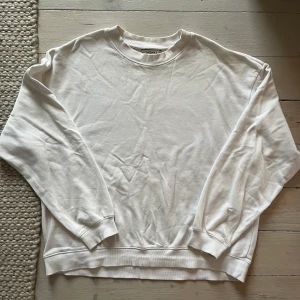 Vit sweatshirt - Vit sweatshirt från monki i storlek S