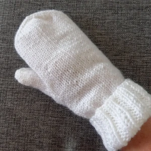 Nya vantar med lång mudd stl M/L - REA! Nya vantar med lång mudd i fräscht vitt. Jag gar stickat dem i garn som är varmt, skönt och inte alls stickigt. Kan tvättas i 40 grader. Vantarna har lång mudd som värmer handlederna extra skönt. Pris 95 kr + frakt = 125 kr. Ord.pris 145 kr.