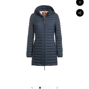 Parajumper dunjacka - Jag säljer nu min parajumper dunjacka i färgen marinblå. Den är köpt för ca 6 månader sen och har använts några gånger, kemtvättning innan leverans ingår i priset, den är i storlek S men passar även jättebra som M eftersom den är lite stor i storleken. 