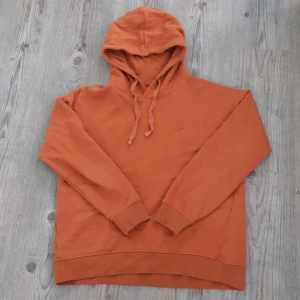 Orange huvtröja - Orange huvtröja från lager 157 i strl M. Använd nån gång.