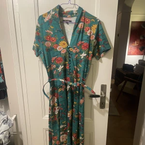 Klänning - Sommarklänning i glada färger, gott skick!