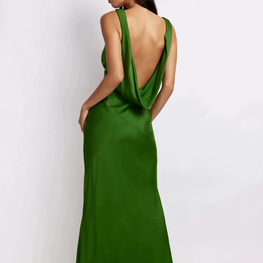 Emerald grön balklänning från MESHKI. Material: 100% Polyester. Perfekt för balsäsongen eller till annat uppklätt event, exempelvis bröllop! Ej använd. Originalpris 1200kr.. Klänningar.