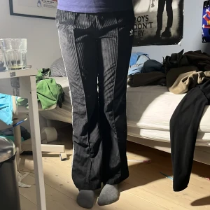 Adidas byxor  - Ett par så snygga flared adidas byxor som passar perfekt på modellen i bilden som är 173 cm! Dom har lappen på vilket höjer priset eftersom dom aldrig någonsin har används. Tyget är Manchester. Möts upp men fraktar helst Pris kan diskuteras 