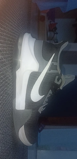 Nike skor - Storlek 45 använd i bra skick användit som idrottskor aldrig använt ute dom är i top skick funkar hur bra som helst 