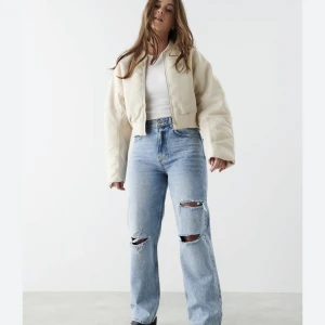 Staightleg jeans - Säljer dessa oanvända jeans i modellen 90’s staight från Gina tricot då dem tyvärr inte passar mig längre. 