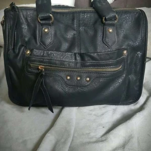 Vintage Åhléns väska  - Säljer min vintage Åhléns väska. Den är väldigt bra behållen💕 lagom stor, svart i imitations läder. Guld detaljer. Säljs idag för 500kr   