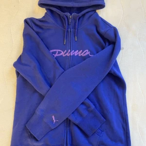 Puma hoodie - Lilablå ziphoodie. I strl L men jag som är S skulle säga att den är M 