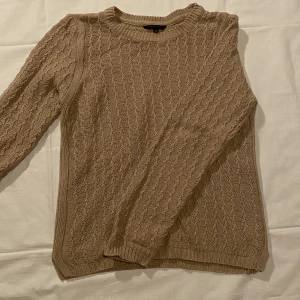 Beige stickad tröja - Säljer denna jättefina beiga stickade tröja då den inte kommer till användning🫶 Den är i bra skick, skriv privat för fler bilder💗