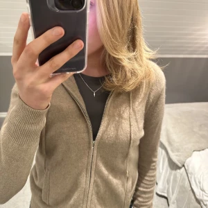 Soft Goat zip hoodie  - Säljer denna ursnygga hoodie ifrån Soft Goat som inte längre kommer till andvändning