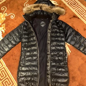 Gant jacka  - Säljer denna äkta gant jacka som är i väldigt bra skick. Det är en längre modell på jackan. Har ni några funderingar är det bara att höra av er. 