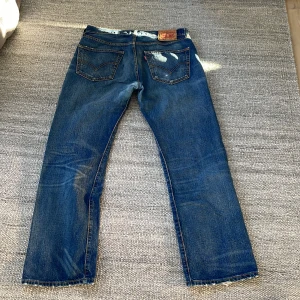 Vintage levis 501  - Levis jeans i 501 modell, fint skick size 34/30 men sitter mer som 32/30