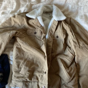 Manchesterjacka från HM - Jacka som inte används. Bra skick är knappast använd.