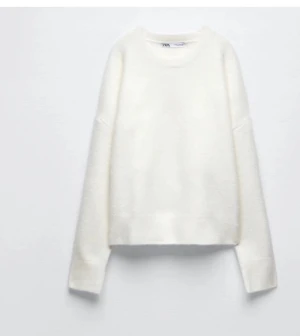 Vit stickad zara tröja - Otroligt mjuk o gosig vit stickad zara tröja i strl s men passar både m också💕använd några gånger 