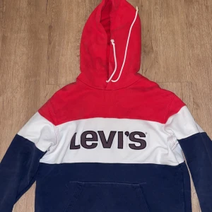Levis Hoodie - Säljer denna hoodie då den endast har legat i garderoben då den blivit för små