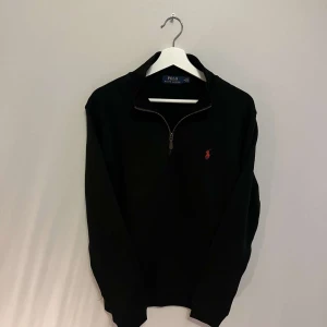 Polo Half-zip - Riktigt snygg och skön, jag som är 175 är just så pass för stor för. Nästan helt ny.