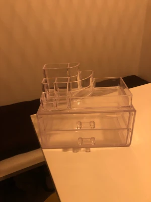 Sminkställ - Ett genomskinligt sminkställ i plast perfekt att ha på skrivbordet. Använts men i bra skick. Pm för fler bilder eller frågor:)