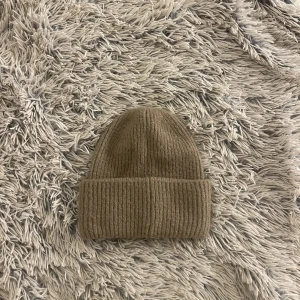 Mössa - Super fin mössa som tyvärr inte kommer till användning! Vid frågor är det bara att höra av sig, köparen står för frakt💘