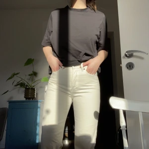Oanvända vita jeans!! - Supersnygga oanvända vita jeans!! Lagom vida i benen och väldigt sköna. Säljes pga lite för långa för mig! 