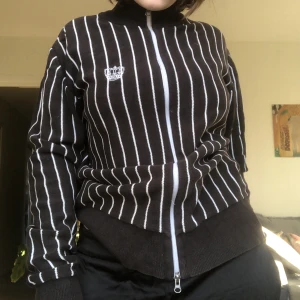 Hoodie - Skitnsnygg zip up Stl L 🌟 är en S för referens