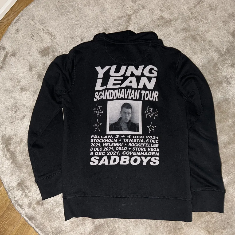 En yung lean zip hoodie i S (limited edition). Knappast använd och i mycket bra skick. Säljer den eftersom den är för liten.. Hoodies.