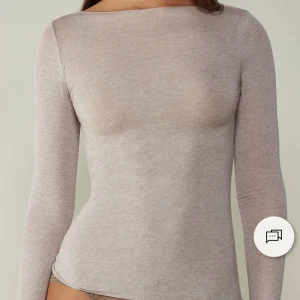 Beige Intimissimi - Säljer min knappt andvända Intimissimi tröja, använd kankse 3 gånger. Säljer för att jag vill köpa en annan färg💗 inprincip helt ny, vill sälja snabbt så snabb affär för bra pris. 