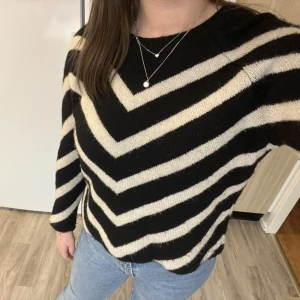 Stickad tröja - Säljer denna fina stickade tröja från Only i storlek S. Den är i bra skick🤩 Skriv för mer info och vid intresse😊