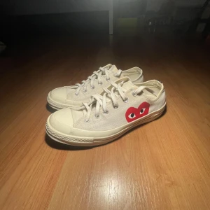 CDG converse skor - Cdg converse som är något för små tyvärr… skorna är nytvättade och är i relativt bra skick. Finns någon fläck men som endast syns nära. Storlek 41.5 men sitter som 42 ish. Bud godtas från 600 men köp direkt för 750!