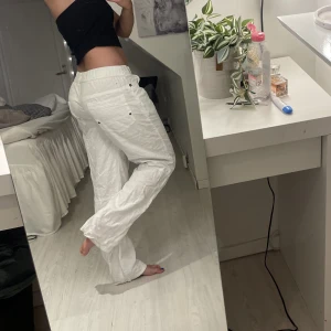 Linnebyxor - Super coola och speciella vita lågmidjade linnebyxor köpta secondhand, insydda men inga defekter! Passar mig som har storlek s/34-36  pris kan diskuteras 