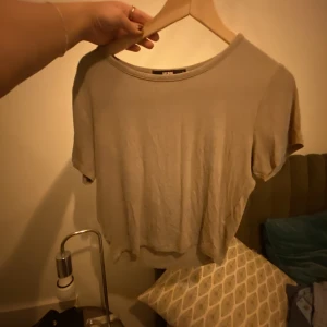 Tröja  - Grå skön tröja. Köpt på bikbok för typ tre år sedan. Använd fåtal gånger. Pris kan diskuteras vid snabb affär 