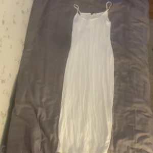 Klänning - Vit lång tajt klänning