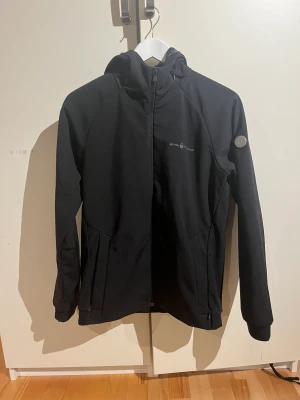 Sail Racing Jacka - Säljes då den är för liten för mig, fin jacka i bra skick perfekt för vår/höst! Köptes för 1800kr på Sail Racing hemsida!
