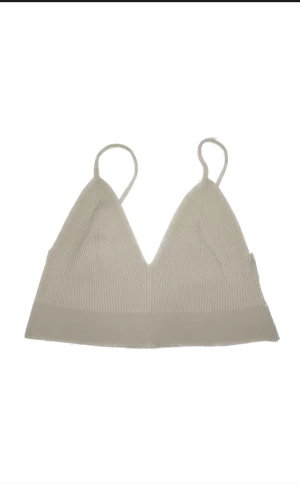 H&M Topp i beige/grå - Säljer en H&M topp (kroppad) i storlek S (165). Se sista bild. Använt 3 gånger, stretchen finns kvar och den formar sig  fint på kroppen👏