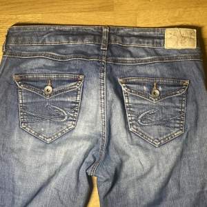 Jättesnygga jeans med coola bakfickor. Midjemått = 80 cm. Möts i Stockholm med fraktar också. Liknar missme/true religion jeans. 