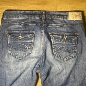 Kågmidjade jeans med bakfickor - Jättesnygga jeans med coola bakfickor. Midjemått = 80 cm. Möts i Stockholm med fraktar också. Liknar missme/true religion jeans. 