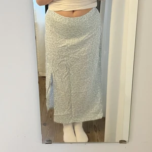 Blommig långkjol - Blåblommig långkjol från monki med slits. Aldrig använd med prislappen kvar. Köparen står för frakten🫶🏼